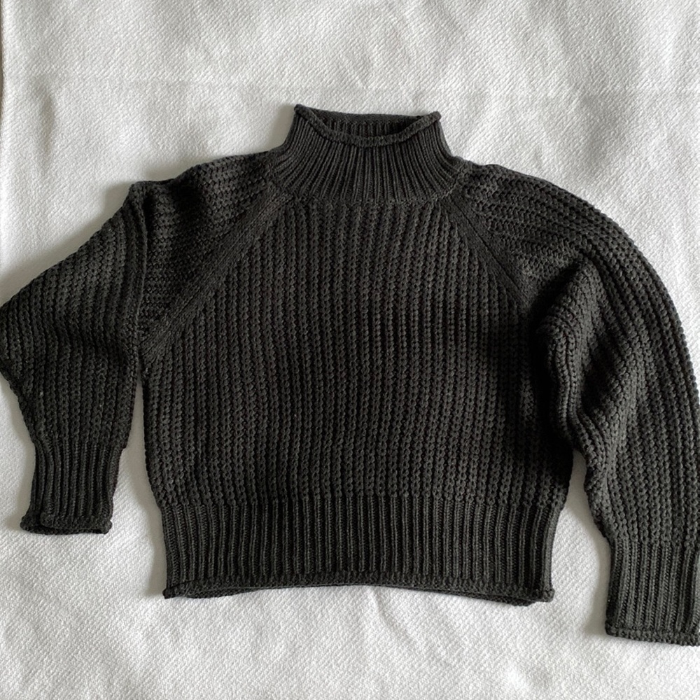 Mock neck cropped sweater.